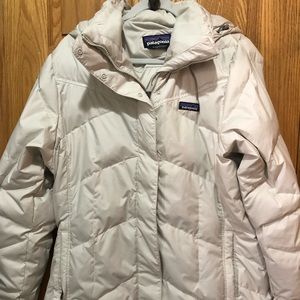 Womens Patagonia XL Cream/ ivory puffer jacket with detachable hood.